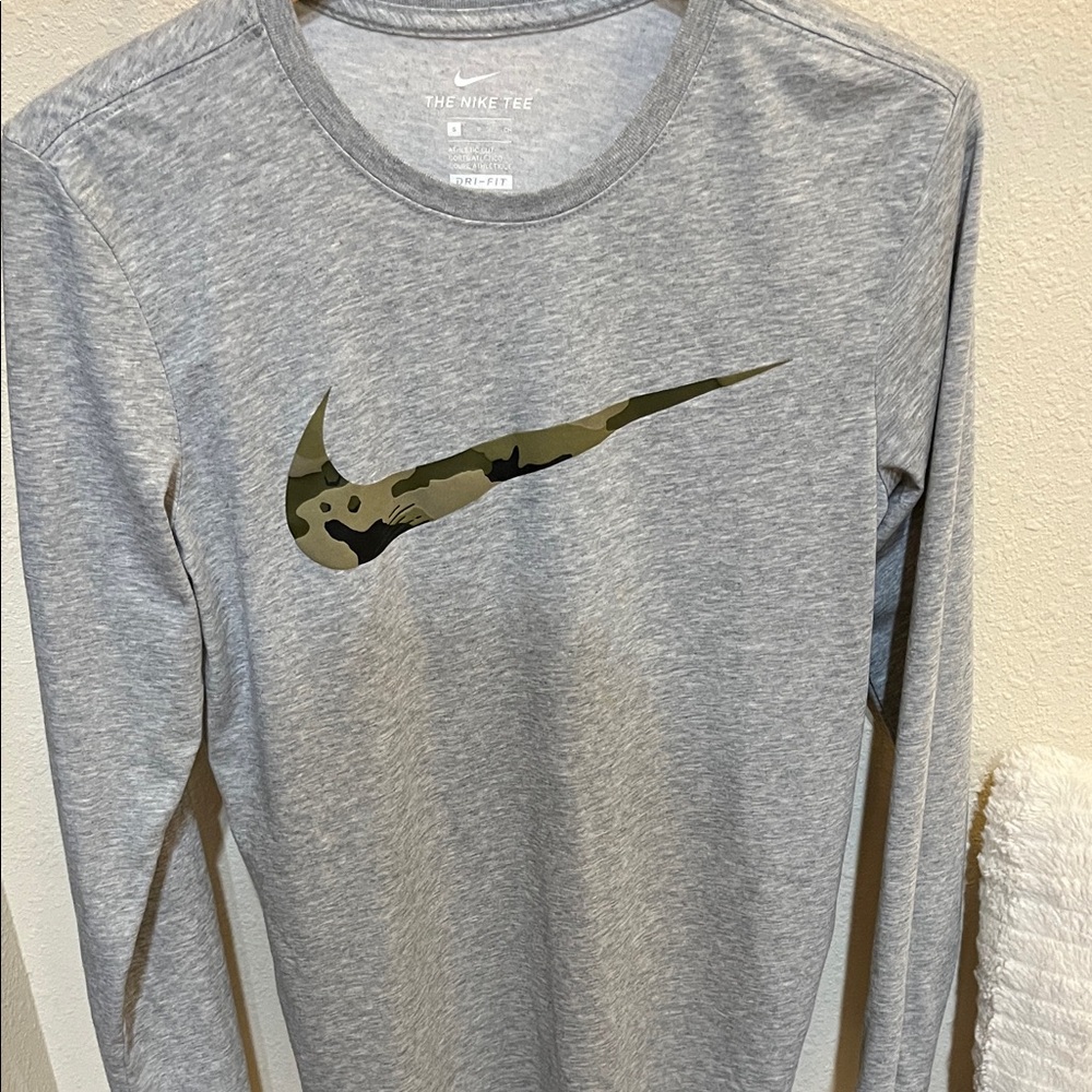 Men’s S Nike Gray Long Sleeve Tee with Camouflage Logo